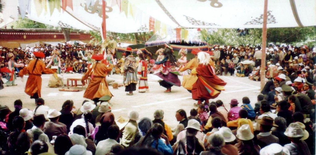 Dancing_at_Sho_Dun_Festival,_Norbulingka